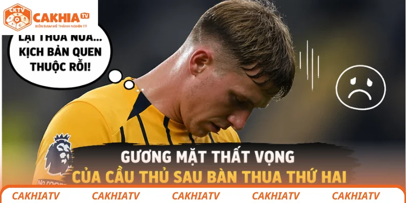 Gương mặt thất vọng của cầu thủ sau bàn thua thứ hai