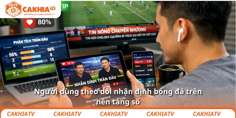 Người dùng theo dõi nhận định bóng đá trên nền tảng số